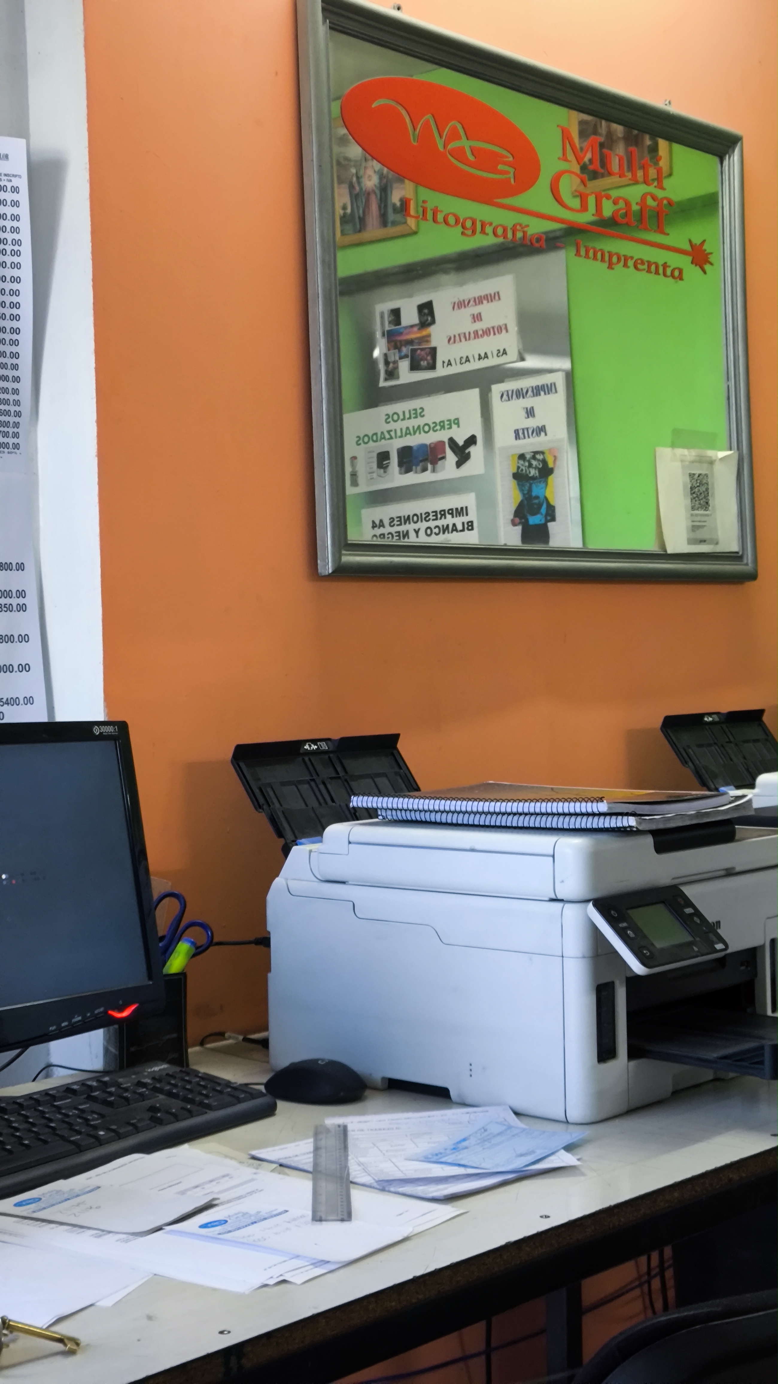 Papelería en escritorio Multigraff