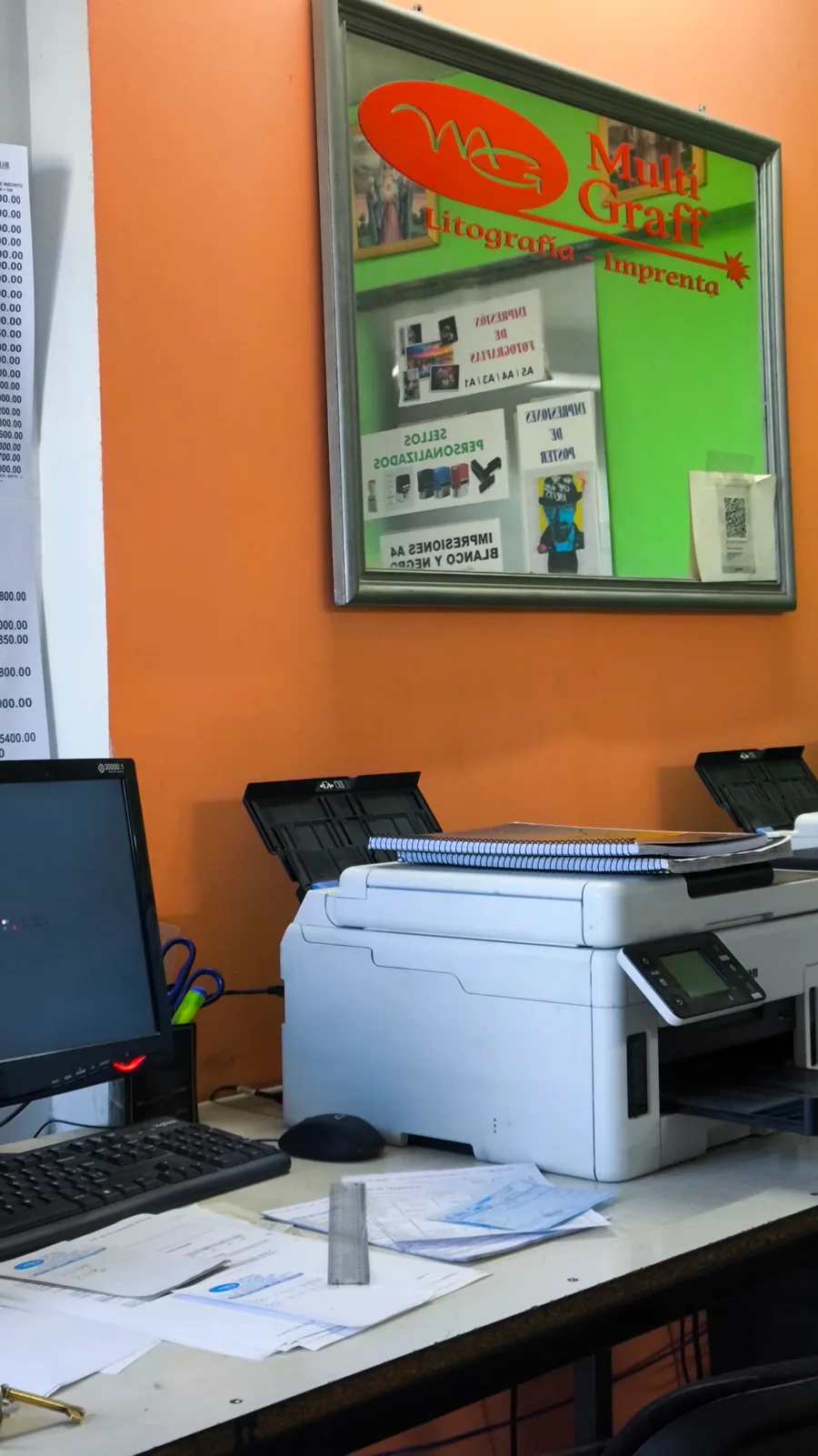 Papelería en escritorio Multigraff