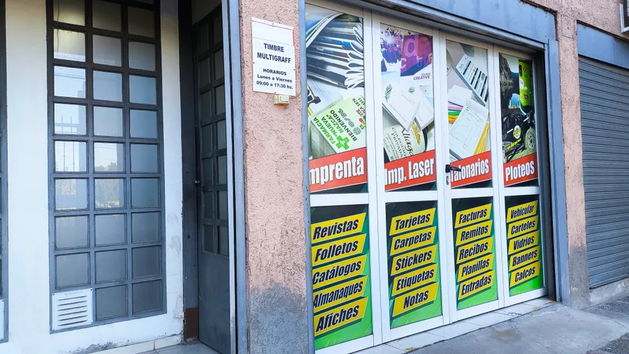 Frente del local de Multigraff en Maipú con carteles de imprenta e impresión láser